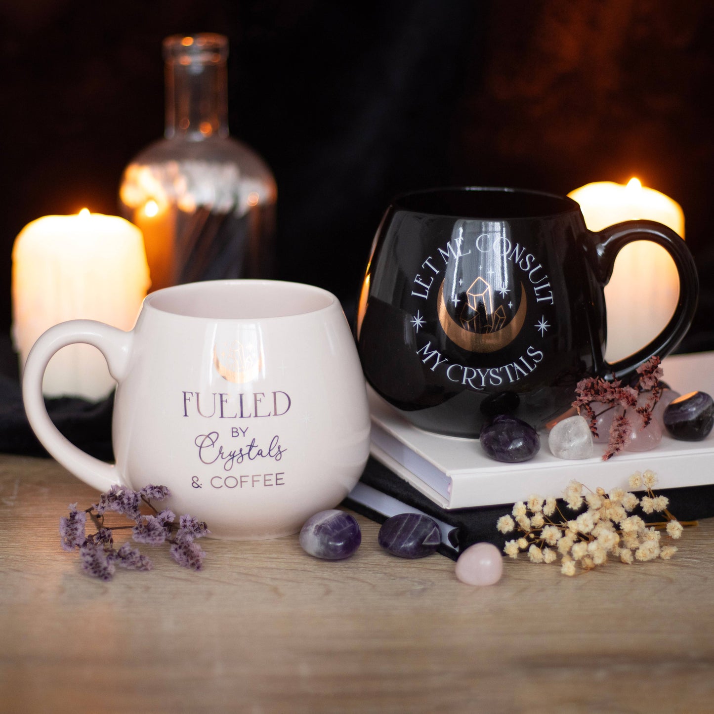 Abgerundeter Becher „Fueled by crystals and coffee“