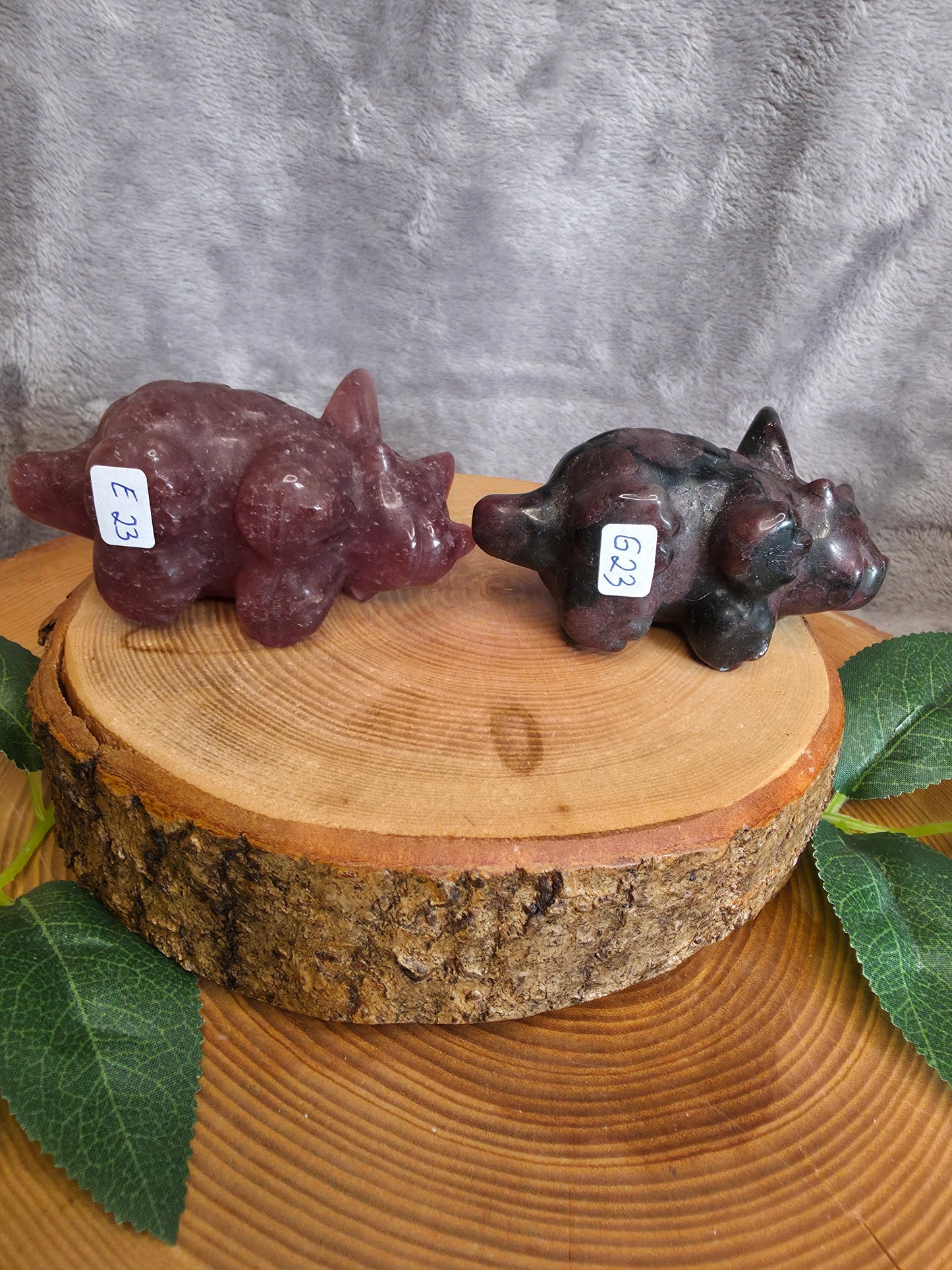 Triceratops Erdbeerquarz oder Granat