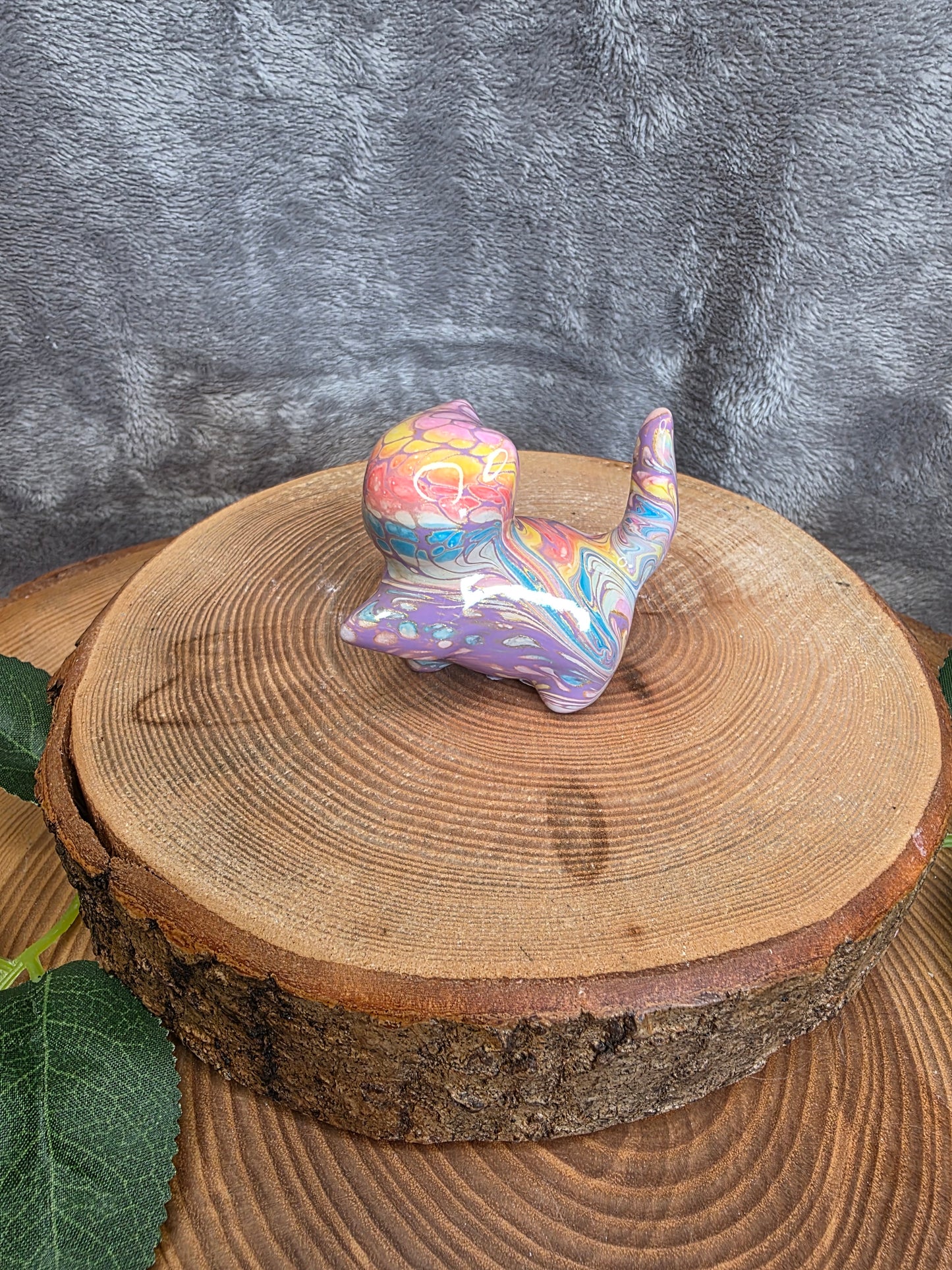Sandelholz Katze mit Resin-Farbe Pfote raus (F13)