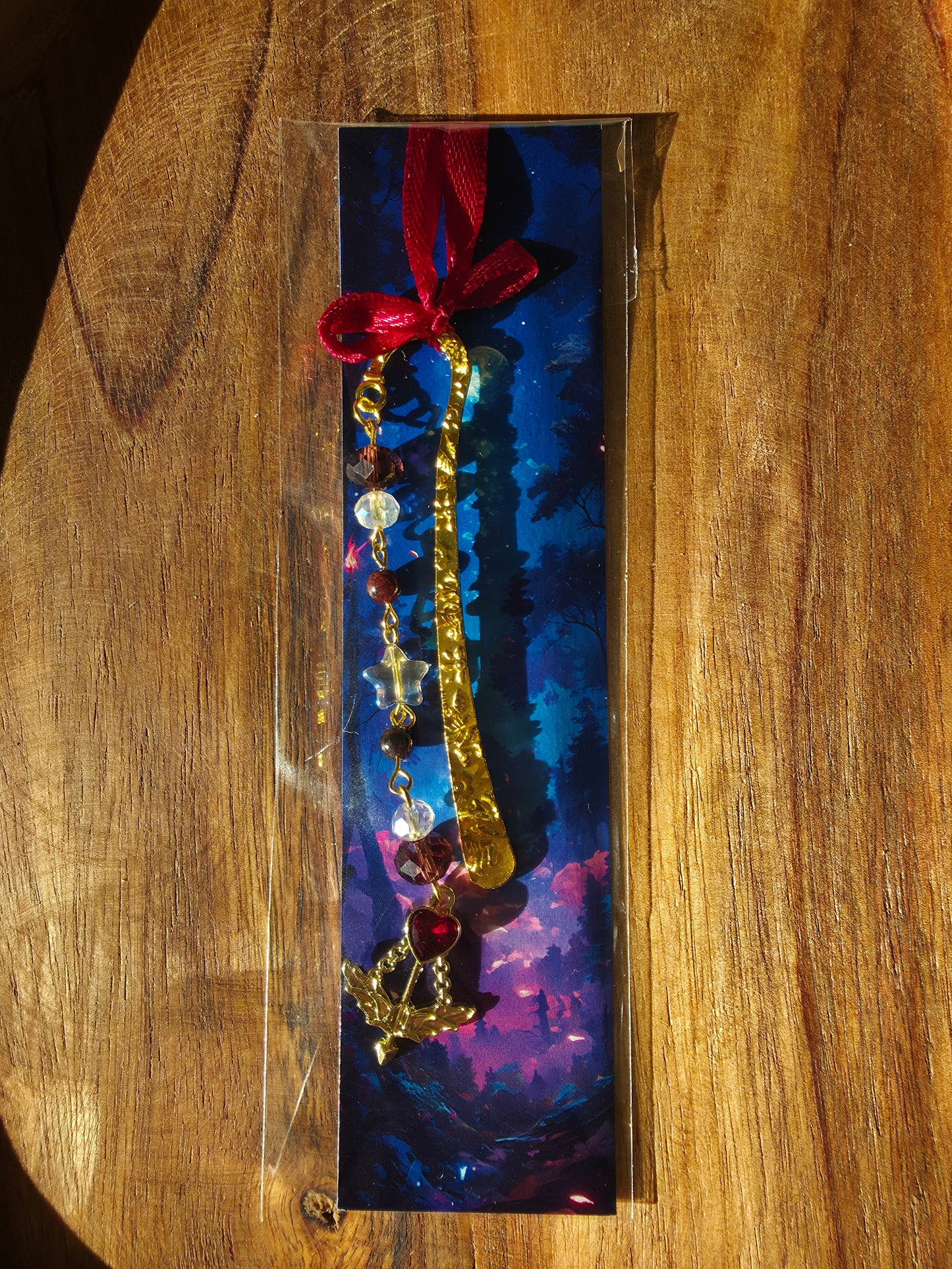 Lesezeichen (Armor's Pfeil/Bogen) mit 2 Granat Perlen und Glasperlen goldfarben