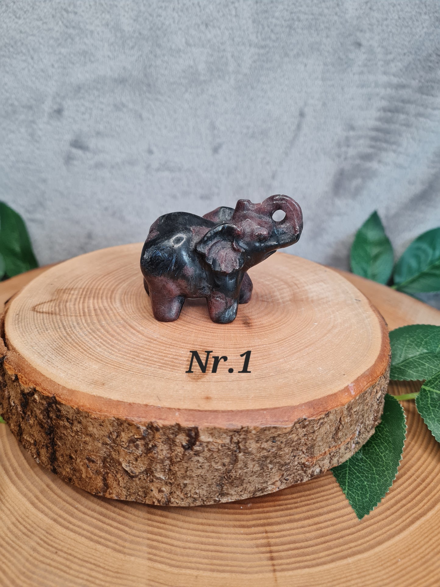 Granat x Arfvedsonit Kleiner Elefant (wählbar)