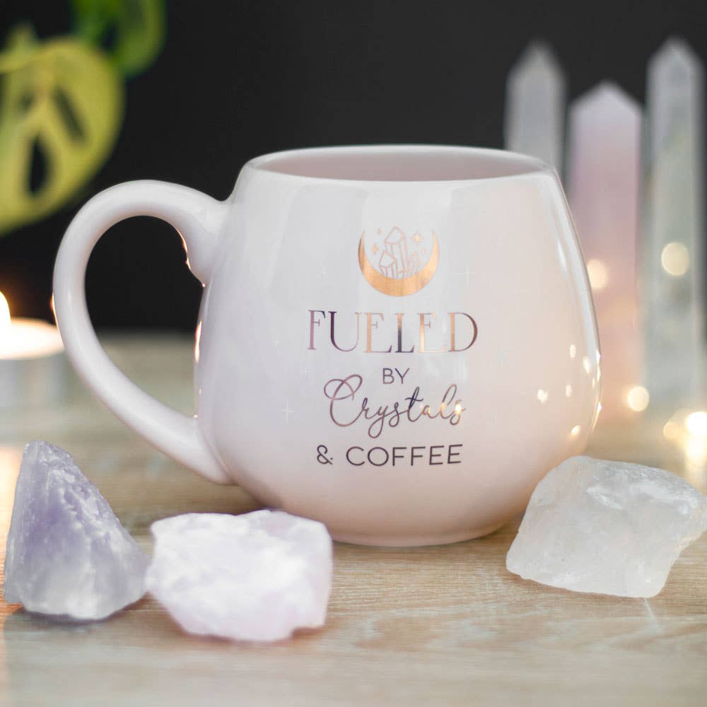 Abgerundeter Becher „Fueled by crystals and coffee“