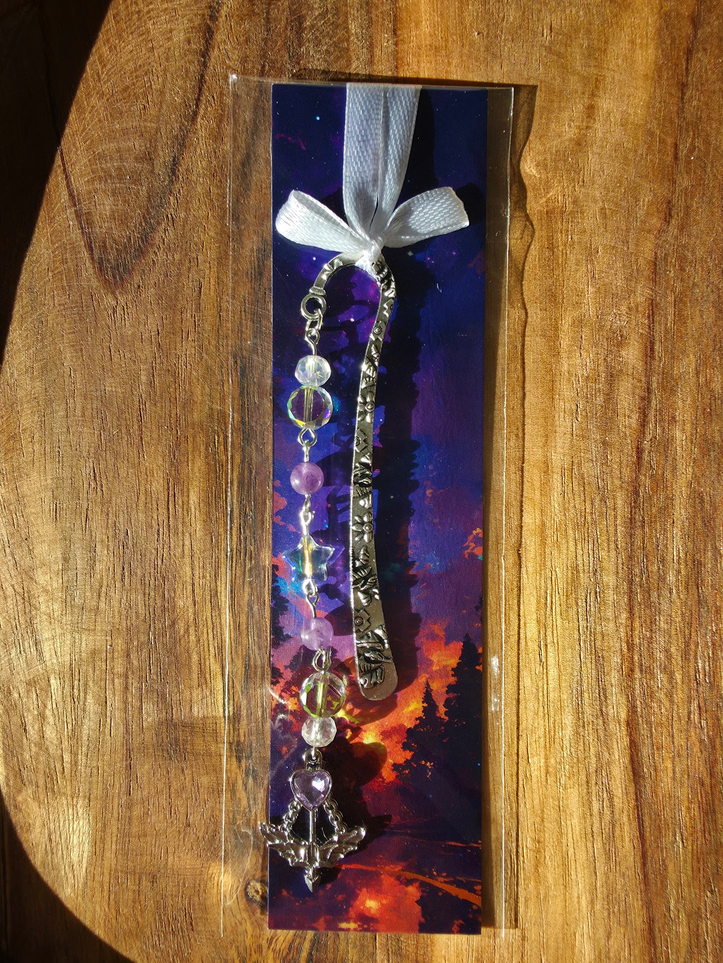 Lesezeichen (Armor's Pfeil/Bogen) mit 2 Amethyst Perlen und Glasperlen silberfarben