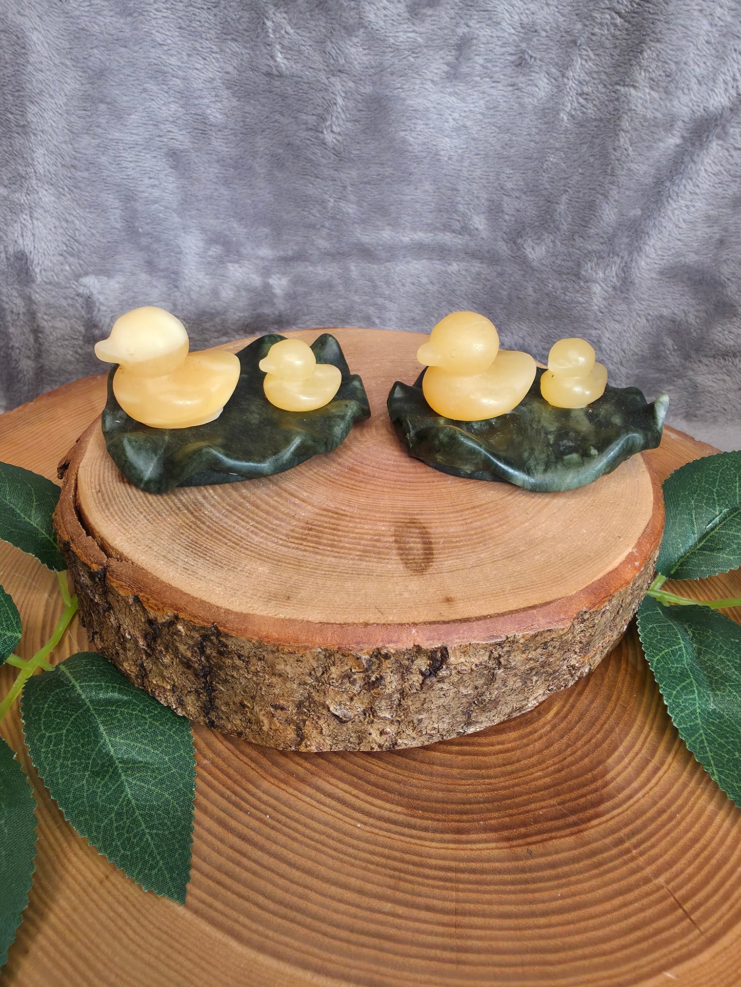 Orangencalcit x Grüner Jade Enten auf Blatt