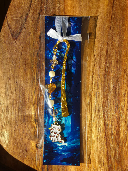 Lesezeichen (weiße Katze) mit 2 Mondstein Perlen und Glasperlen goldfarben