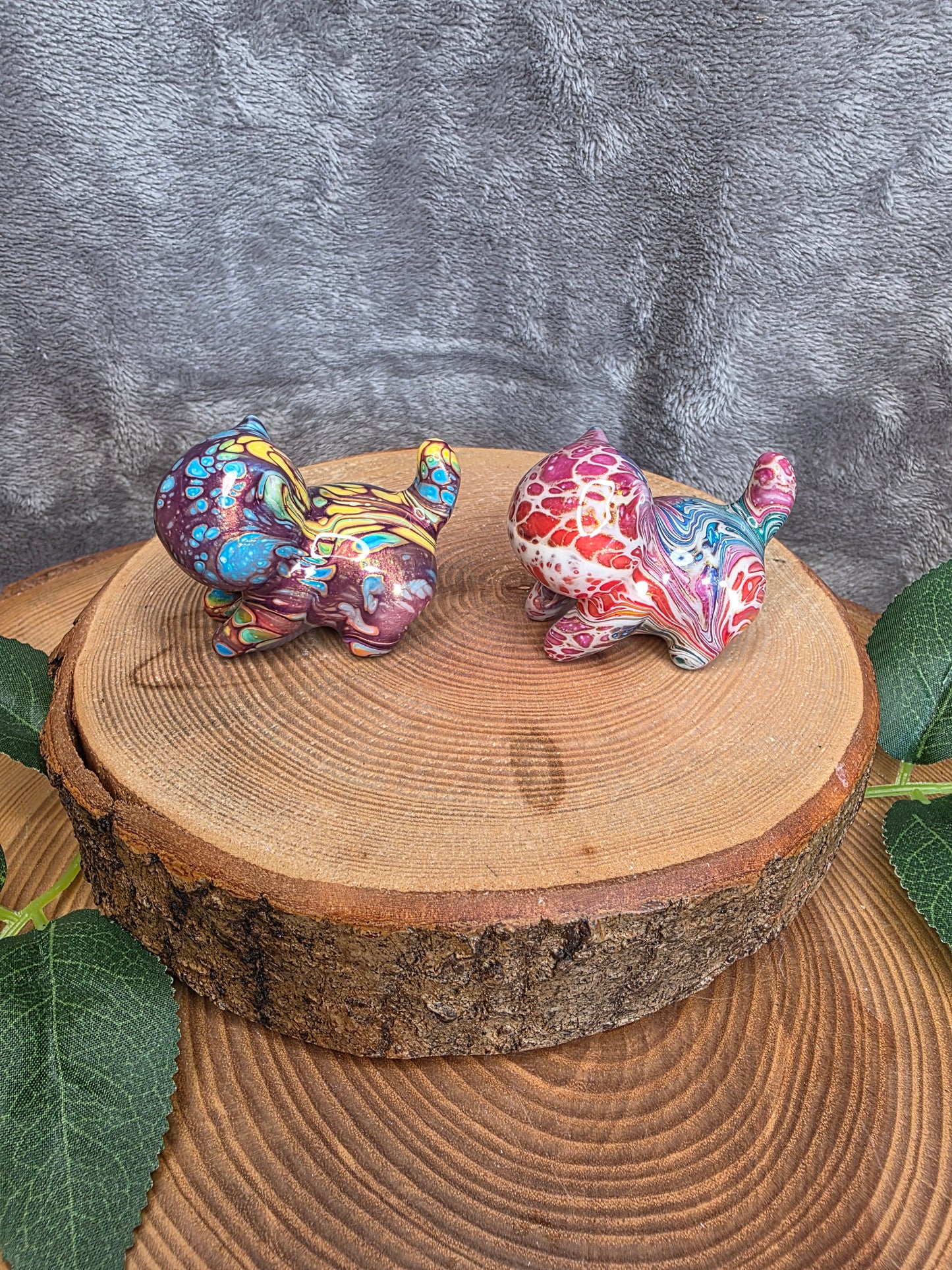 Sandelholz Katze mit Resin-Farbe halb sitzend