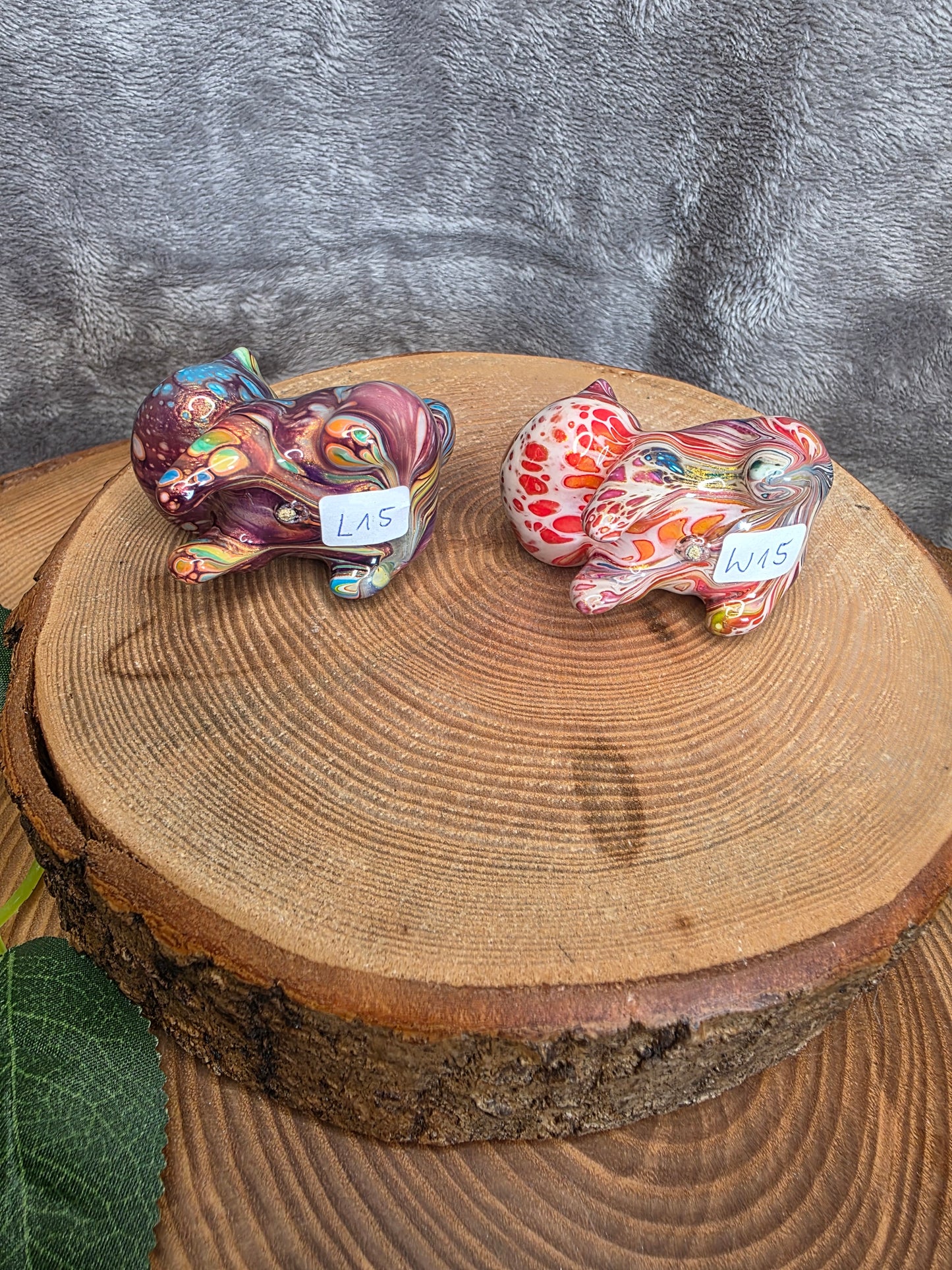 Sandelholz Katze mit Resin-Farbe halb sitzend