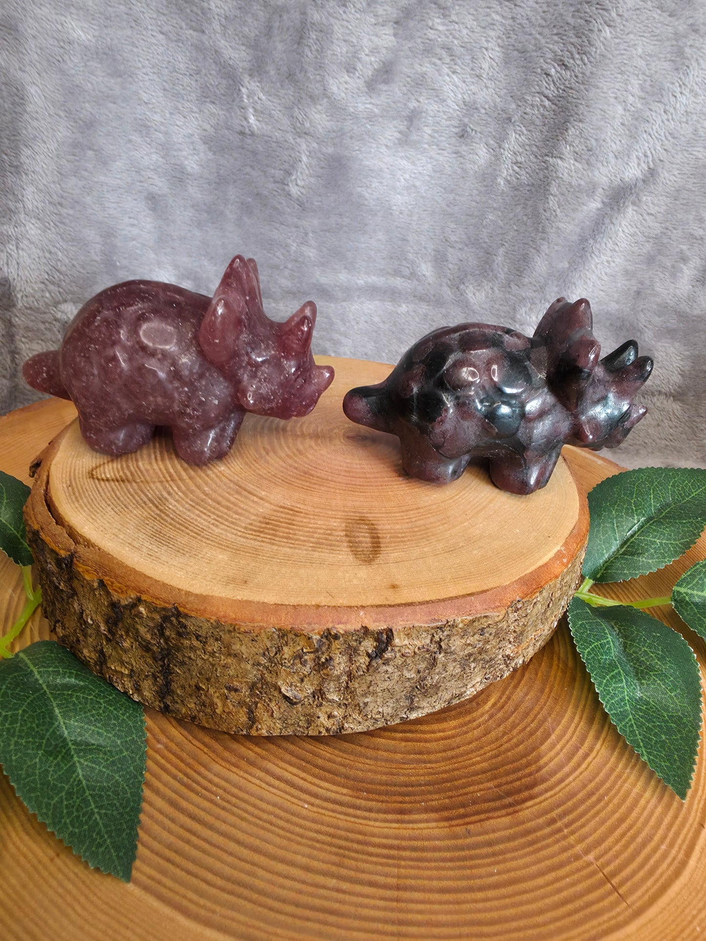 Triceratops Erdbeerquarz oder Granat