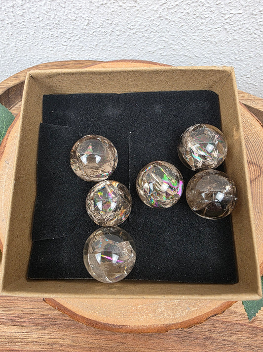 Rauchquarz mini Kugel mit Regenbogen