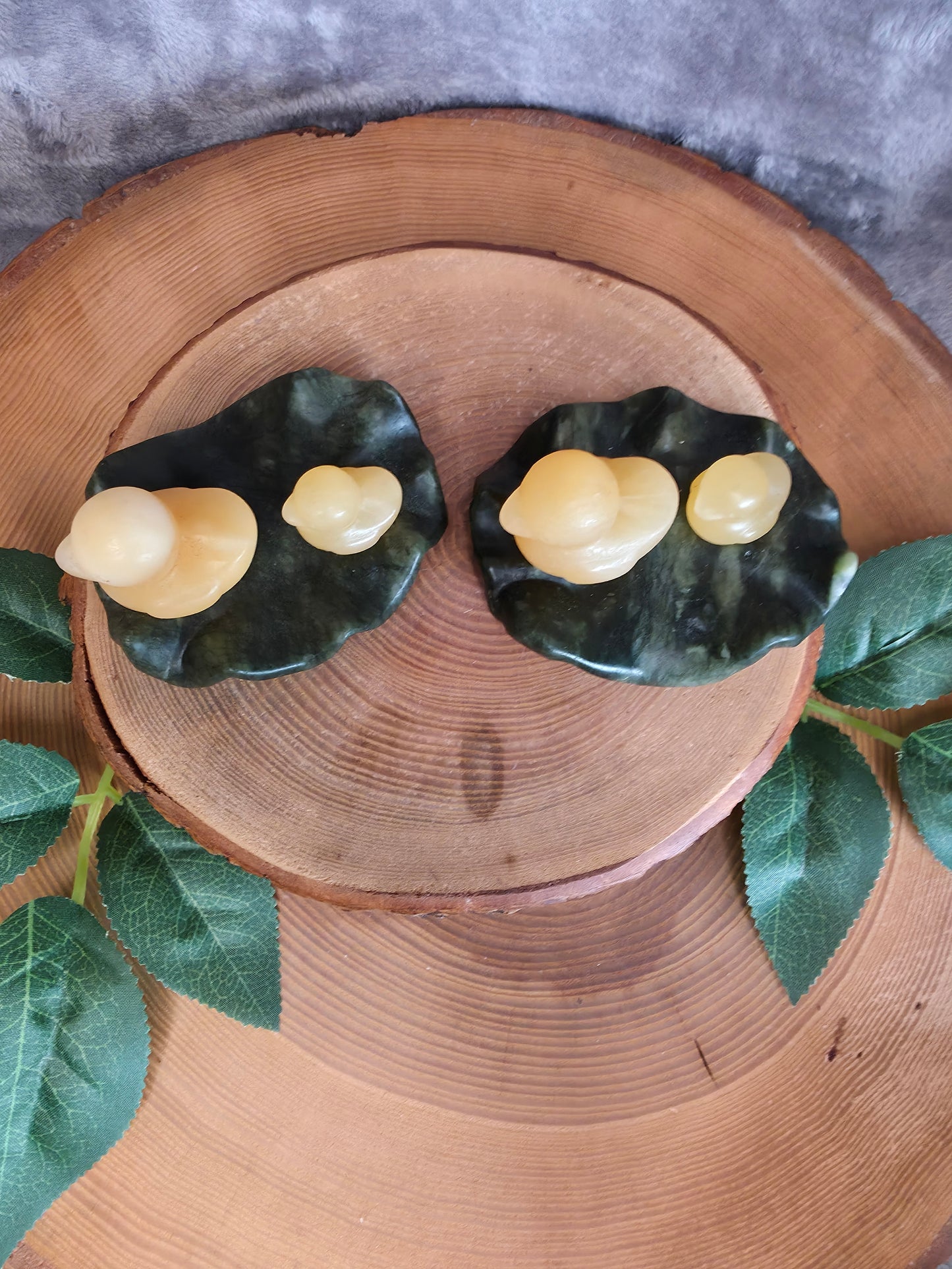 Orangencalcit x Grüner Jade Enten auf Blatt