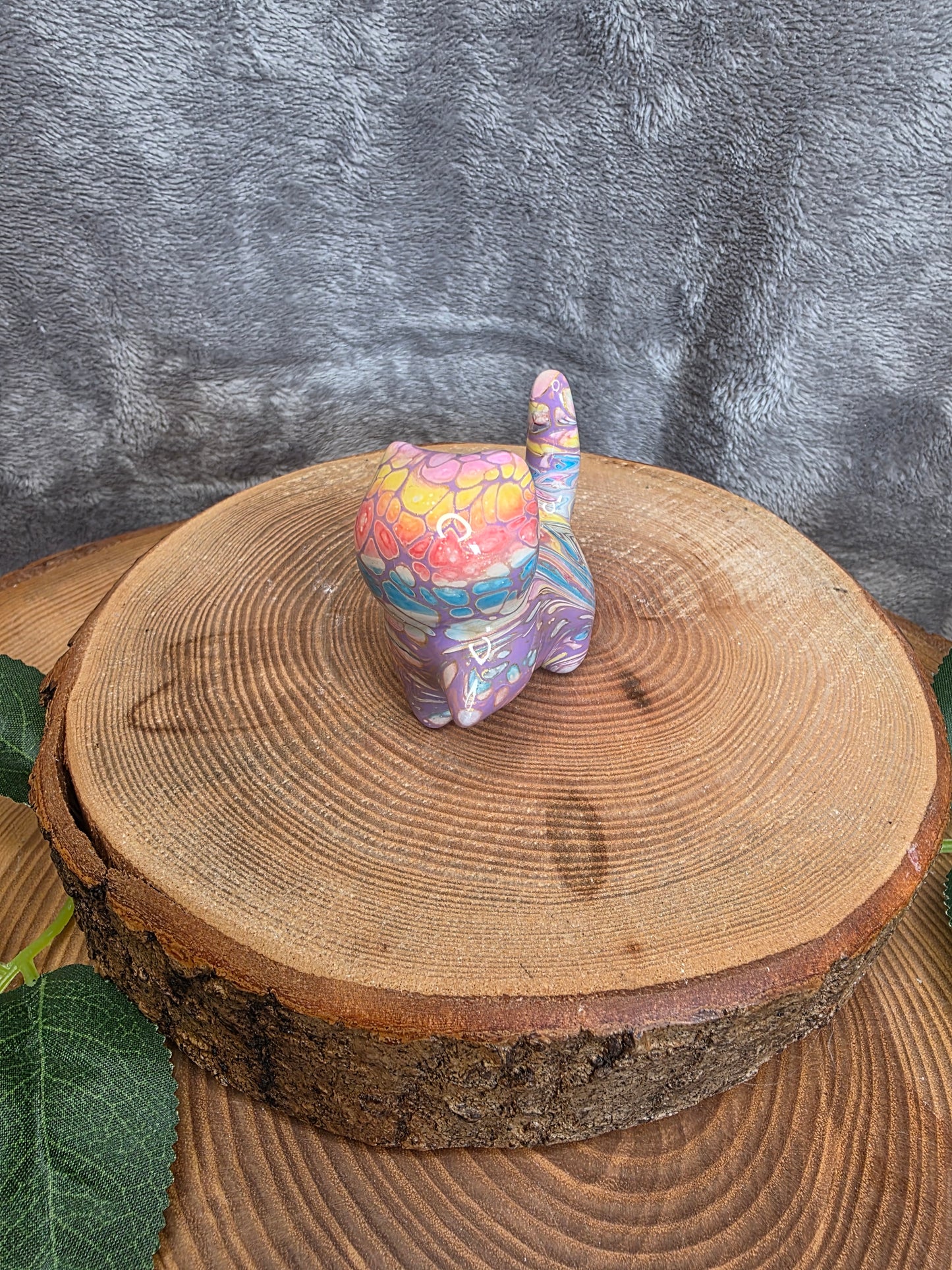 Sandelholz Katze mit Resin-Farbe Pfote raus (F13)
