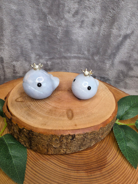 Blauer Calcit Wal mit Krone (versch. Größen)