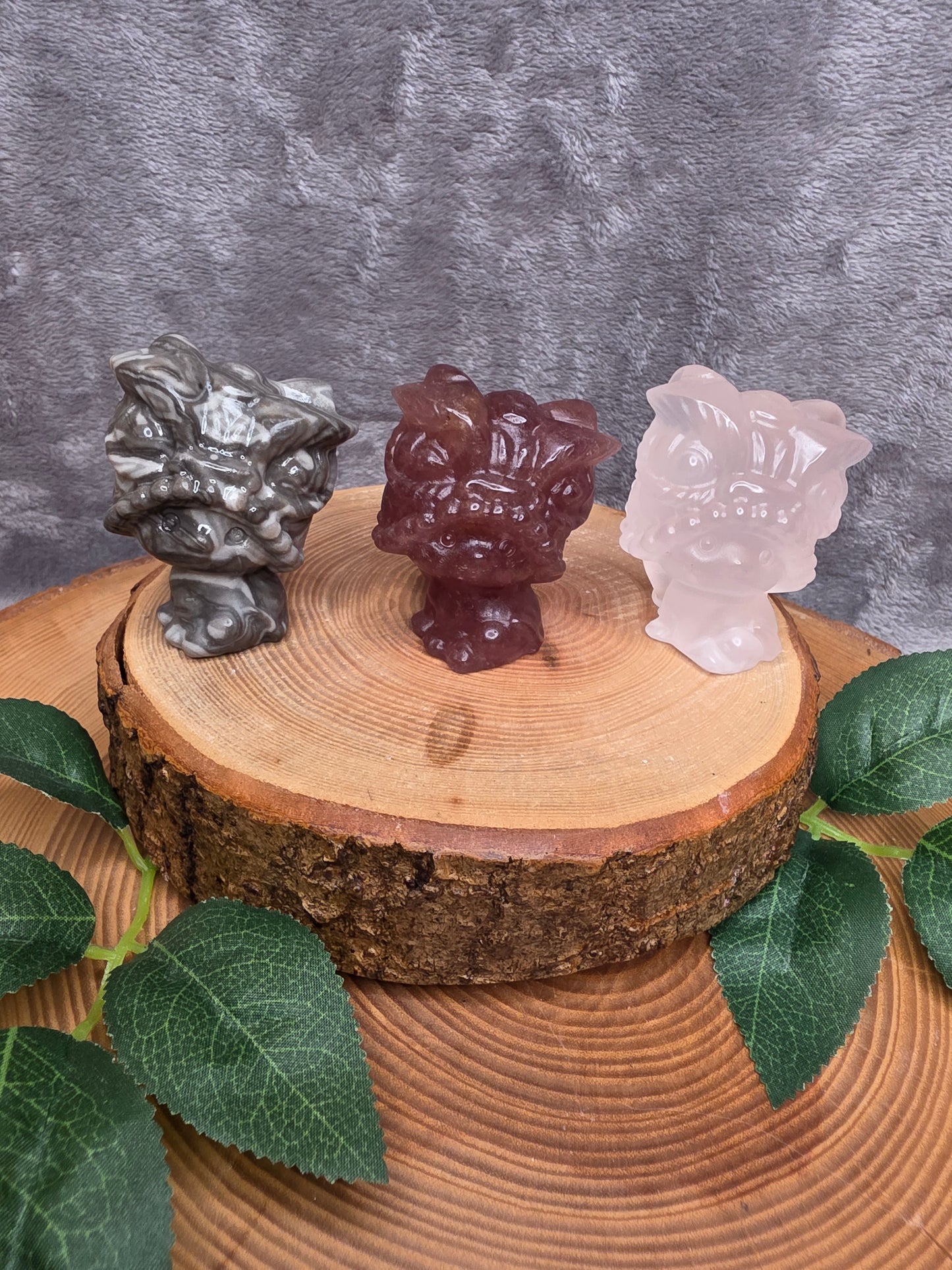 Niedliches Löwenbaby mit Verkleidung